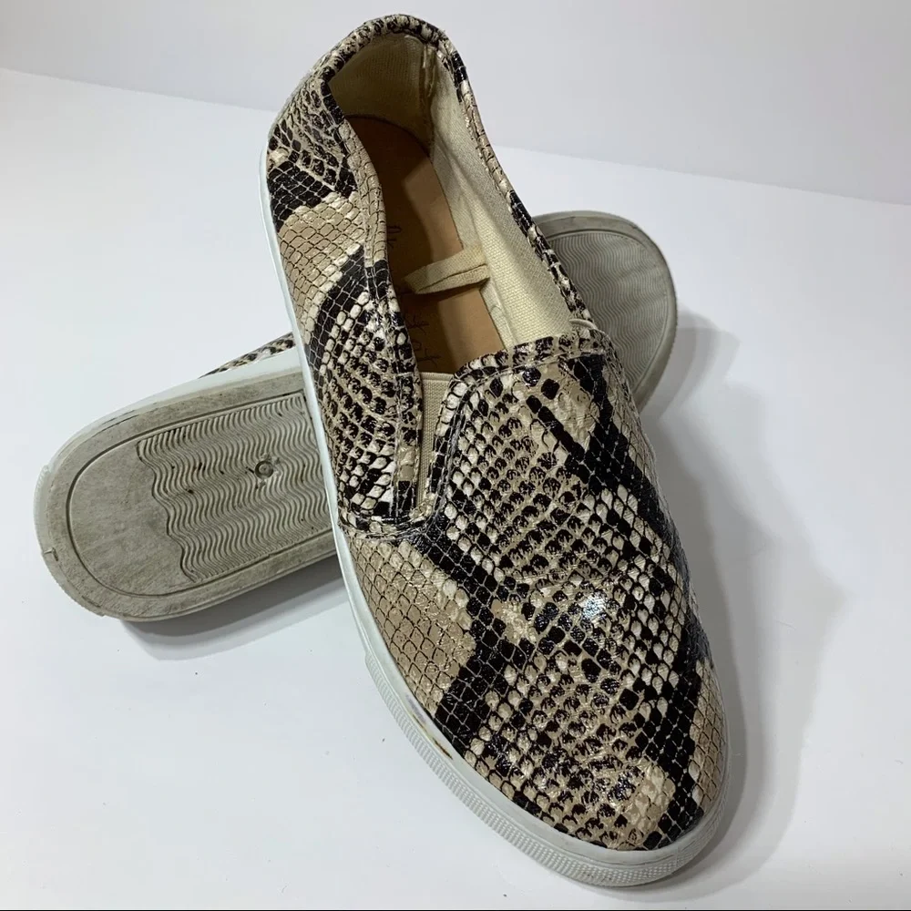 Adorable EUC Altar’d‎ State snakeskin print loafers